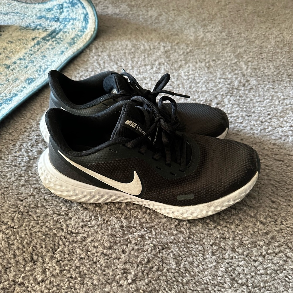 Nike revolution gym shoes, women’s 7.5